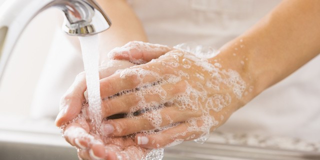 Rửa sạch với xà phòng nếu dính phải dầu diesel vào da