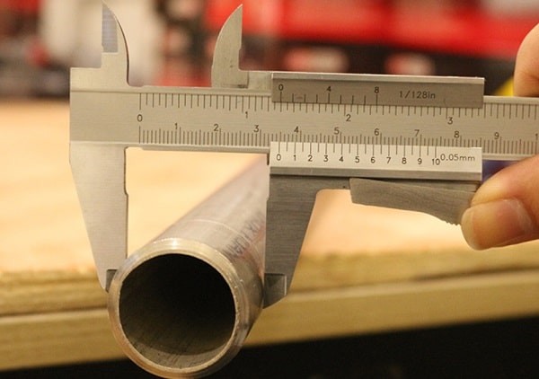 Sử dụng thước kẹp trong đo kích thước kim loại