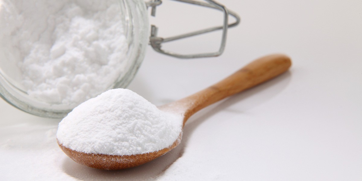 Natri bicacbonat thường ở dạng bột mịn trắng, tan ít trong nước