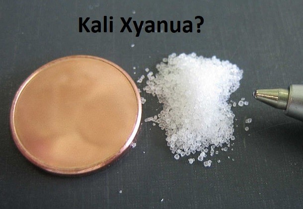 Kali xyanua có tinh thể màu trắng, bề ngoài như đường