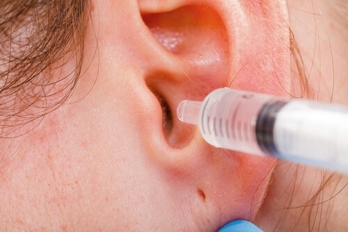 Sử dụng Oxy già cho việc sát trùng rửa ống tai 