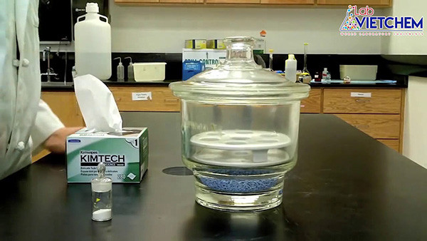 Cách sử dụng bình hút ẩm có vòi trong phòng thí nghiệm