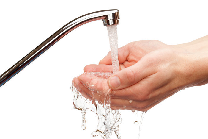 Rửa sạch các vùng tiếp xúc với amoniac bằng nước sạch