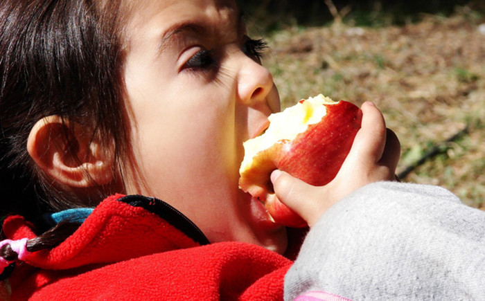 cách kiểm tra táo bị phun hóa chất độc hại khi ăn phải