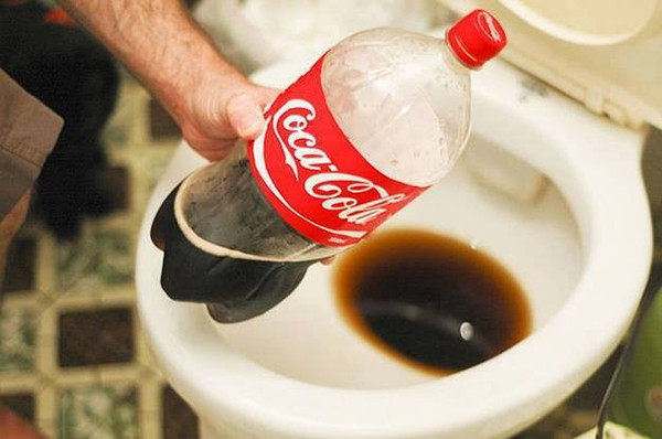Công dụng tẩy rỉ sét trên bồn cầu của Coca Cola