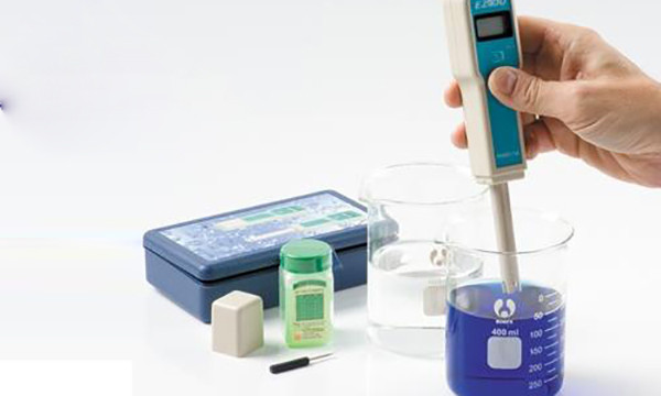 Hình ảnh sử dụng bút đo pH trong phòng thí nghiệm