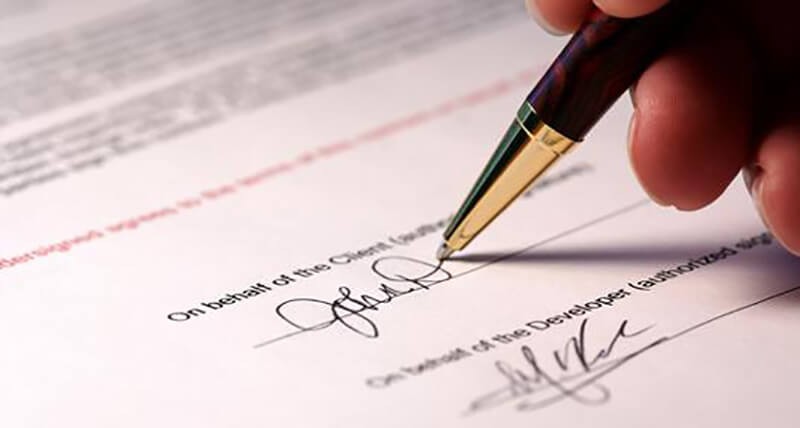 Chữ ký của 2 bên trên hợp đồng và biên bản ghi nhớ