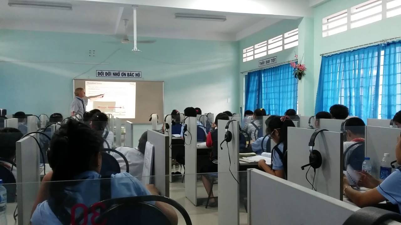 Học sinh trong phòng lab tại trường học