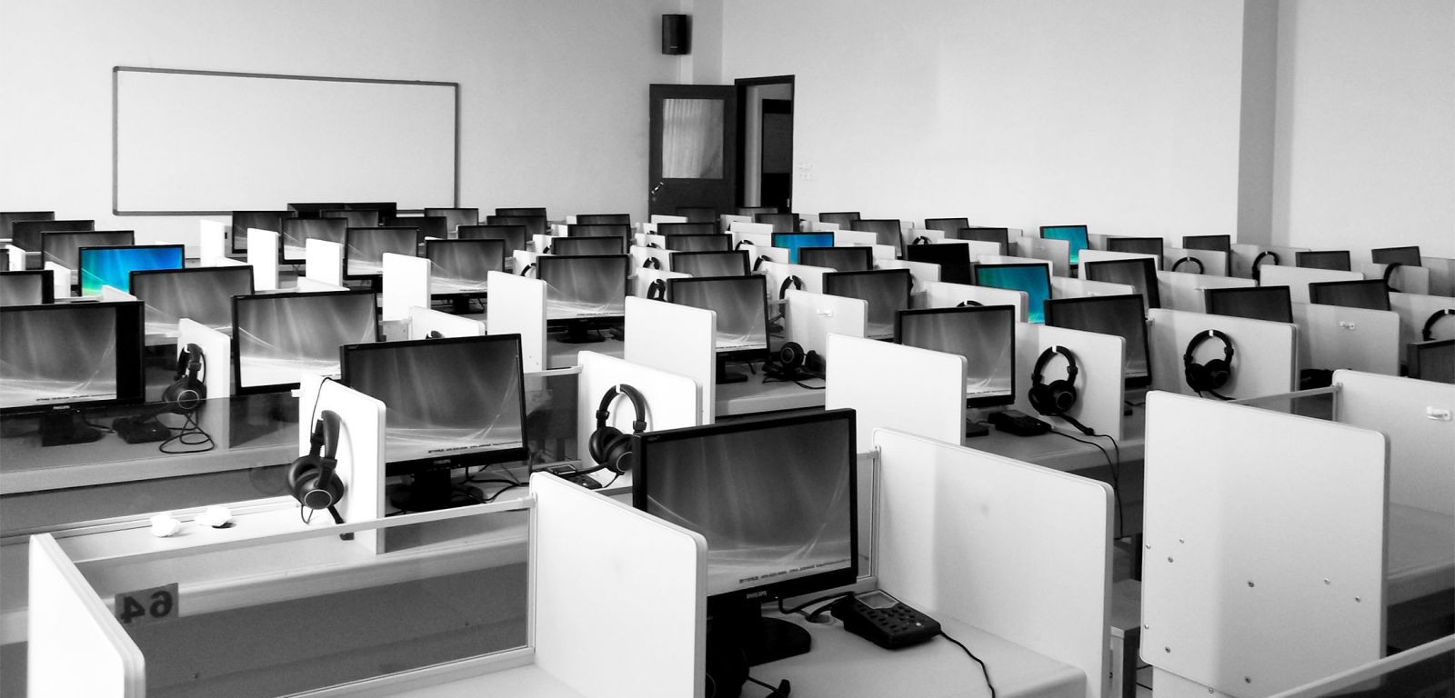 Phòng lab được trang bị máy tính hiện đại