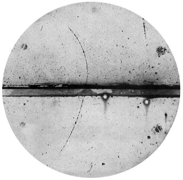 Hình ảnh buồng mây của positron lần đầu tiên phát hiện năm 1932.