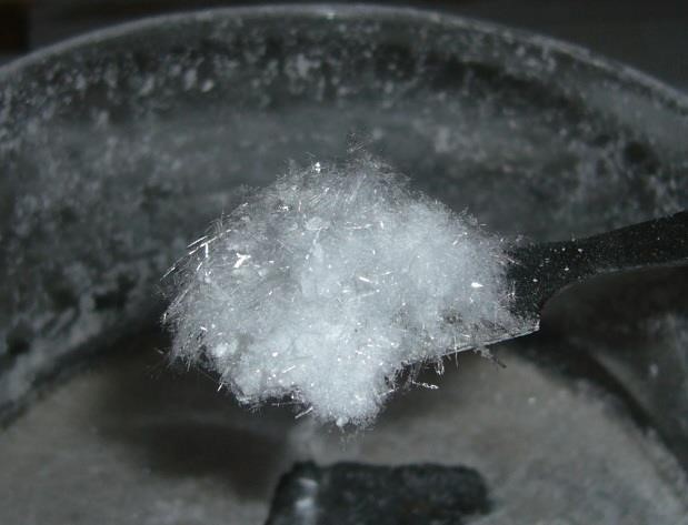 Axit benzoic tồn tại dưới dạng tinh thể rắn hình kim hoặc tấm nhỏ, màu trắng