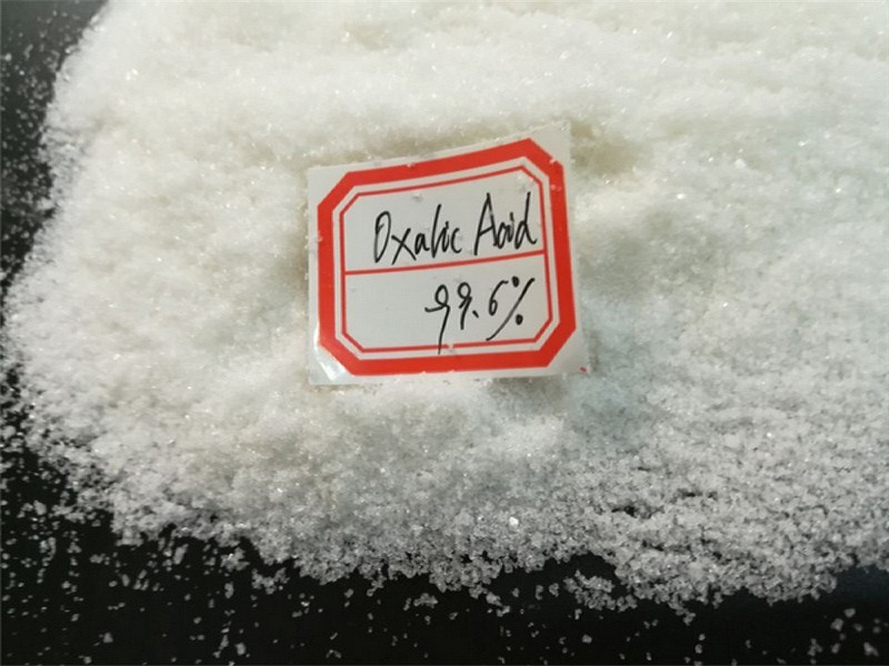 Axit oxalic tồn tại ở dạng tinh thể màu trắng