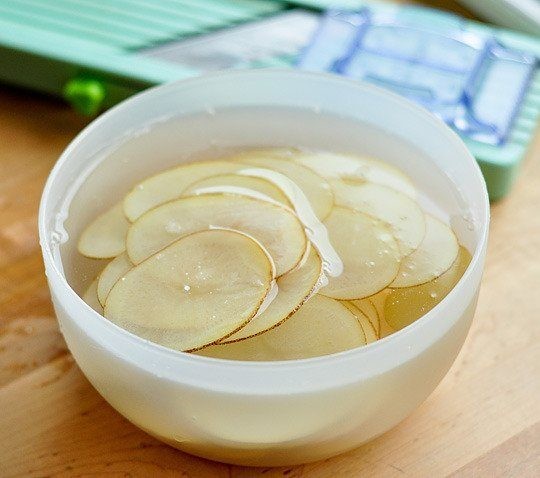 Ngâm khoai tây trong nước rửa chén