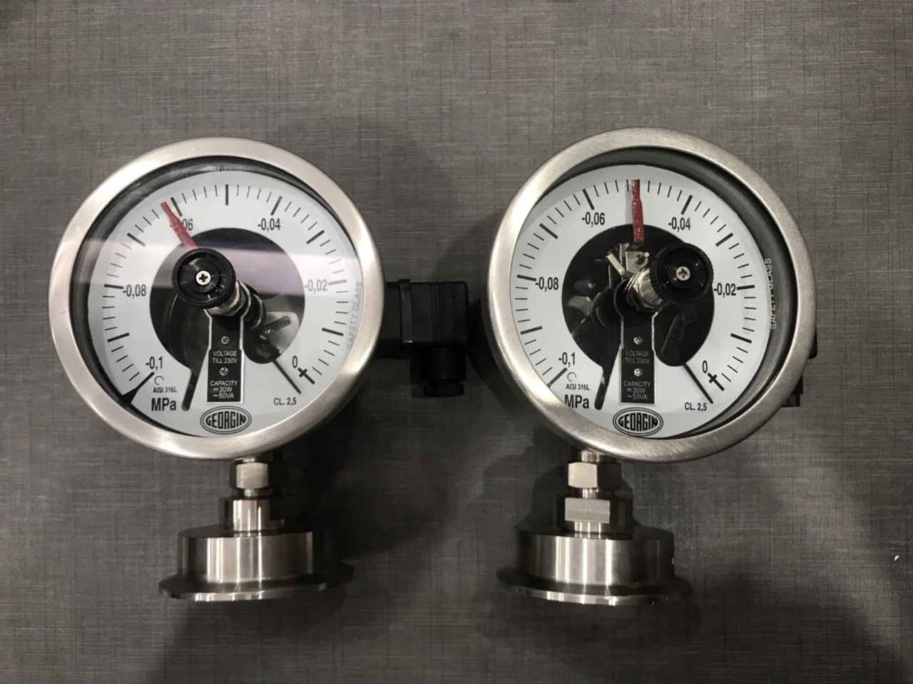 Đồng hồ đo áp suất màng có tiếp điểm sử dụng đơn vị Mpa