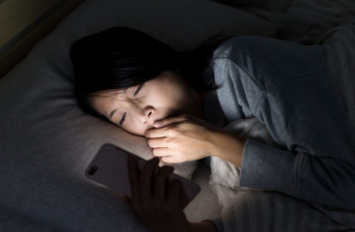 Dùng điện thoại nhiều vào buối tối gây khó ngủ