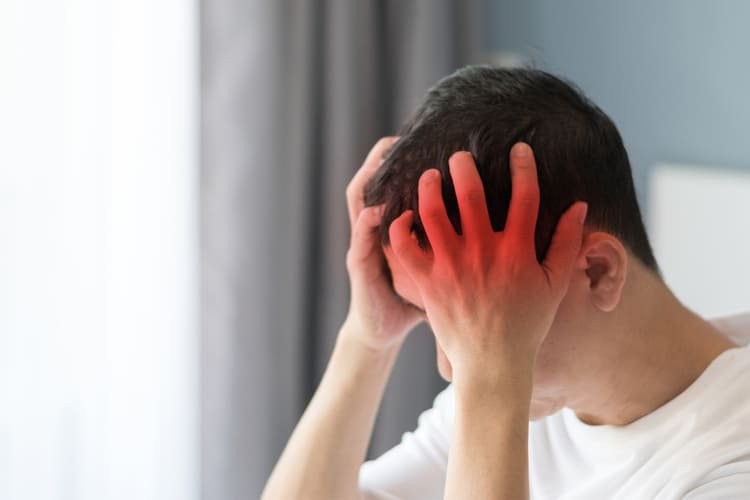 Khi ngộ độc axeton có thể xuất hiện triệu chứng đau đầu, khó tập trung