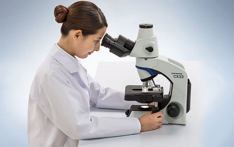 Kính hiển vi sinh học được dùng trong viện nghiên cứu, trường học
