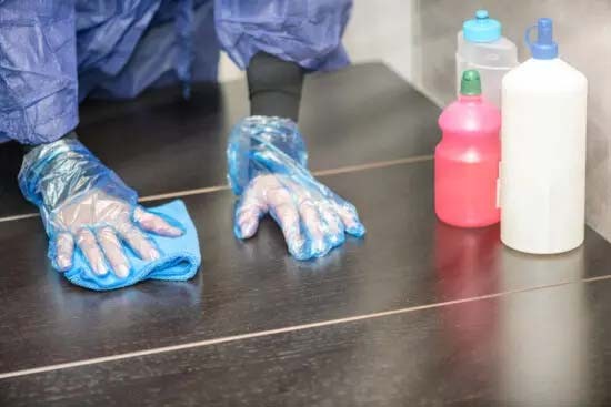 Tiến hành vệ sinh sạch sẽ sau khi đã pha hóa chất trong phòng thí nghiệm xong