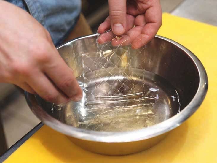 Ngâm lá gelatin với nước lạnh khoảng 10 phút cho mềm ra
