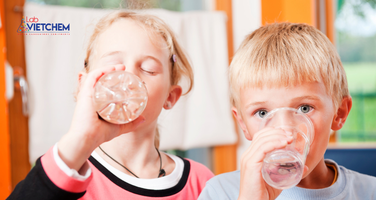 Uống nhiều nước khi ngậm phải hạt silica gel