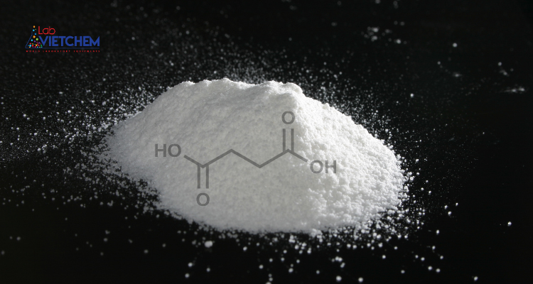 Axit succinic ở dạng bột màu trắng