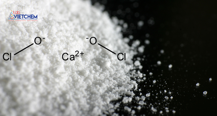 Ca(ClO)2 ở dạng bột màu trắng