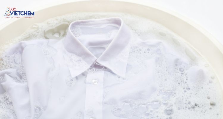 Ngâm quần áo trong bột giặt và nước tẩy từ 5-10 phút