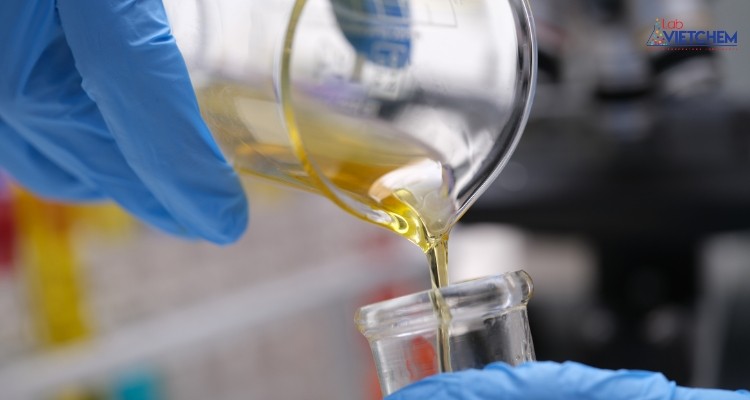 Axit stearic được sản xuất từ quá trình xử lý chất béo và dầu thực vật