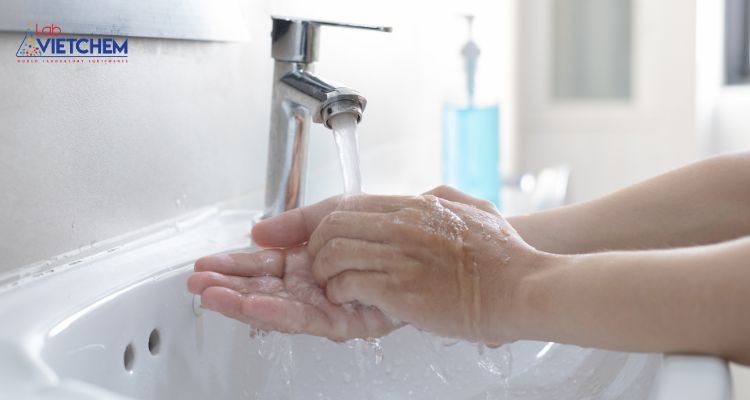 Rửa tay ngay khi dính hóa chất