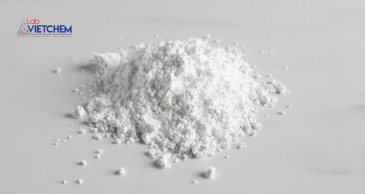 ZnSO4 ở dạng bột màu trắng