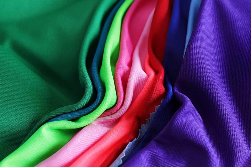 ải polyester được làm từ nhiều sợi vải