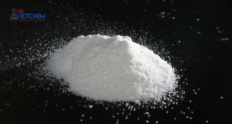  Thiếc (II) cloride ở dạng bột màu trắng